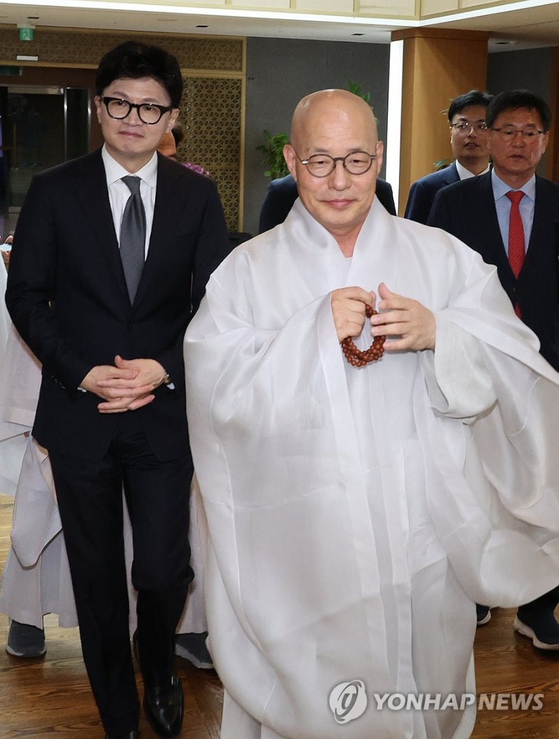 <b>한동훈 대표</b>, 진우스님 예방
