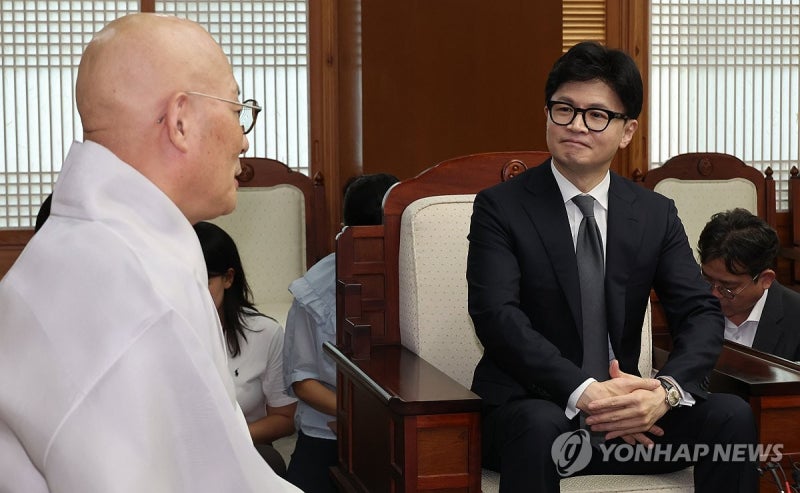 <b>한동훈 대표</b>, 진우스님 예방