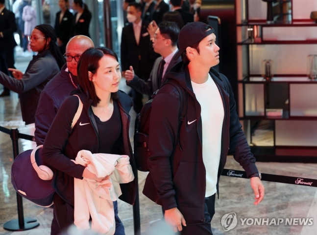 호텔 도착한 오타니 쇼헤이 (서울=연합뉴스) 임화영 기자 = '2024 메이저리그(MLB) 월드투어 서울 시리즈'에 출전하는 로스앤젤레스 다저스 오타니 쇼헤이와 아내 다나카 마미코가 15일 오후 방한 기간 머무를 서