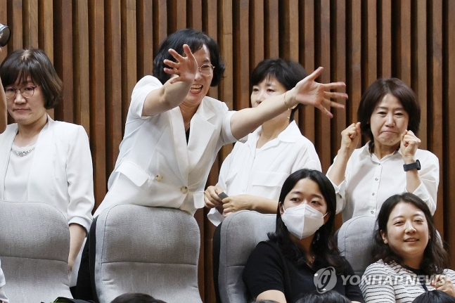 간호법 통과 '열렬히 환영' (서울=연합뉴스) 김주성 기자 = 대한간호협회 소속 간호사들이 28일 오후 국회 본회의에서 간호법이 통과되자 기뻐하고 있다. 2024.8.28 utzza@yna.co.kr