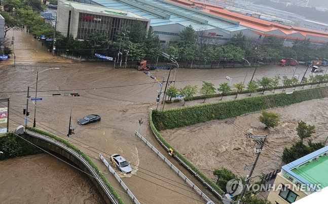물에 잠긴 부산 강서구 도로 (부산=연합뉴스) 21일 오전 부산 강서구 지사동 일대 도로가 폭우로 인해 물에 잠겨 있다. 2024.9.21 [독자제공. 재판매 및 DB금지] ready@yna.co.kr