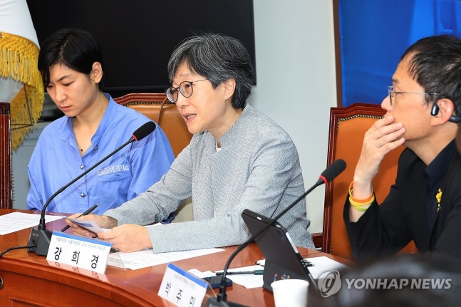 발언하는 강희경 서울의대 비대위원장 (서울=연합뉴스) 김주성 기자 = 12일 오전 서울 여의도 국회에서 열린 더불어민주당 의료대란대책특위와 서울의대·서울대병원 교수협의회 비상대책위원회와의 간담회에서 강희경 위원장(왼