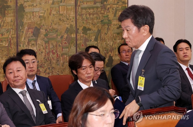 발언대 향하는 정몽규 대한축구협회장 (서울=연합뉴스) 신준희 기자 = 정몽규 대한축구협회장이 24일 서울 여의도 국회에서 열린 문화체육관광위원회의 대한축구협회 등에 대한 현안질의에서 증인선서를 하기 위해 발언대로 향