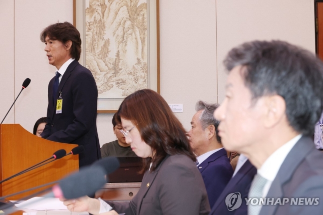 의원 질의 답변하는 홍명보 감독 (서울=연합뉴스) 신준희 기자 = 홍명보 축구 국가대표팀 감독이 24일 국회에서 열린 문화체육관광위원회 전체회의에 출석, 의원 질의에 답하고 있다. 2024.9.24 hama@yna.