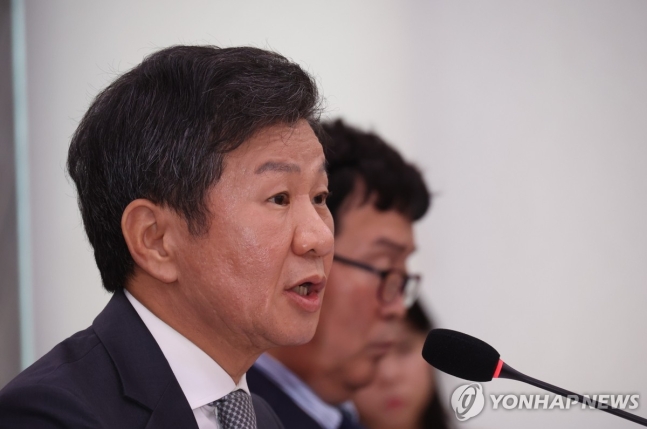 의원 질의 답하는 정몽규 대한축구협회장 (서울=연합뉴스) 신준희 기자 = 정몽규 대한축구협회장이 24일 서울 여의도 국회에서 열린 문화체육관광위원회 전체회의에 출석, 의원 질의에 답하고 있다. 2024.9.24 ha
