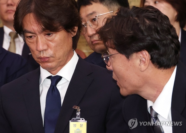 대화하는 홍명보-이임생 (서울=연합뉴스) 신준희 기자 = 축구 국가대표팀 홍명보 감독(왼쪽)과 이임생 대한축구협회 기술총괄이사가 24일 국회에서 열린 문화체육관광위원회 전체회의에 출석, 대화를 하고 있다. 2024.
