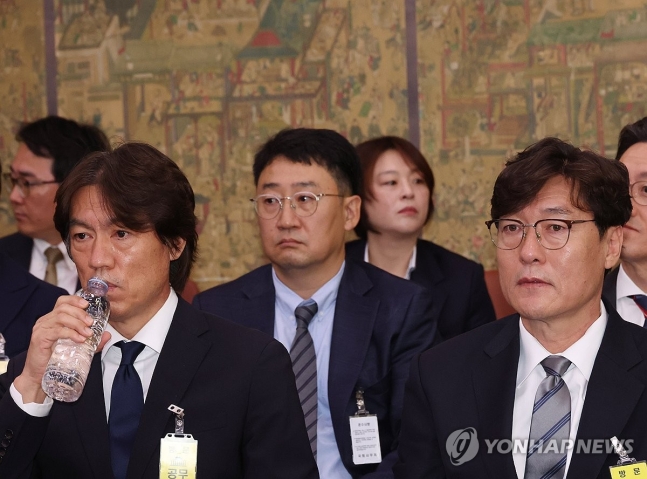 국회 출석한 홍명보-이임생 (서울=연합뉴스) 신준희 기자 = 축구 국가대표팀 홍명보 감독(왼쪽)과 이임생 대한축구협회 기술총괄이사가 24일 국회에서 열린 문화체육관광위원회 전체회의에 출석, 나란히 앉아 있다. 202