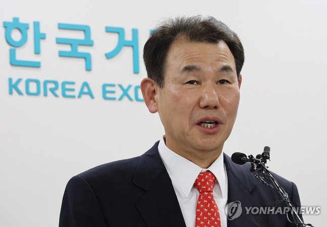 코리아 밸류업 지수 발표하는 정은보 거래소 이사장<br>(서울=연합뉴스) 이정훈 기자 = 정은보 한국거래소 이사장이 24일 서울 여의도 한국거래소 마켓스퀘어에서 코리아 밸류업 지수의 구성 종목 및 선정 기준 등에 대해 발
