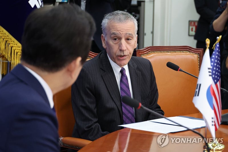 <b>필립 골드버그</b> 미대사와 대화하는 <b>이재명</b> 대표