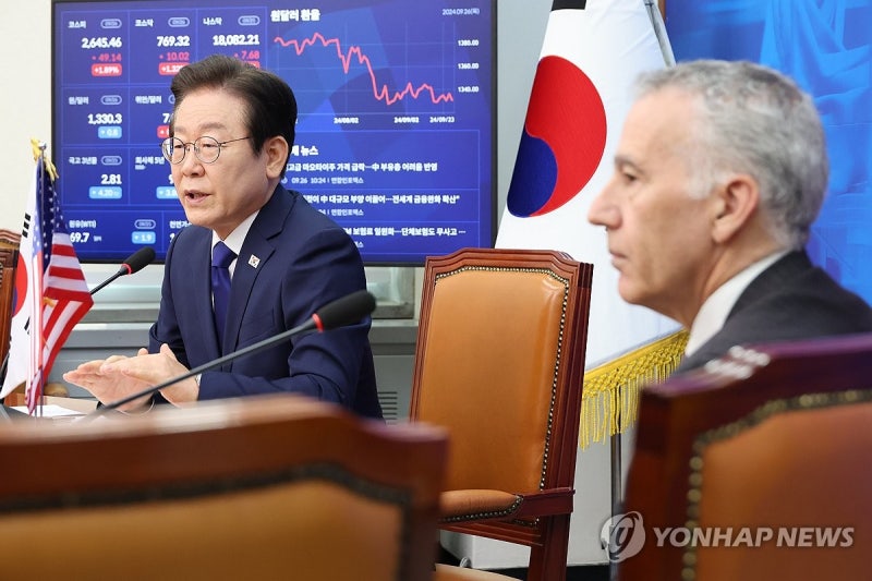 <b>필립 골드버그</b> 미대사와 대화하는 <b>이재명</b> 대표