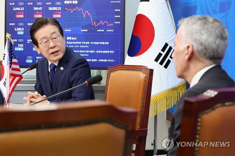 <b>필립 골드버그</b> 미대사와 대화하는 <b>이재명</b> 대표
