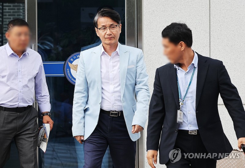 '불법 선거운동' <b>최재영 목사 경찰</b> 출석…"대통령도 수사하라"