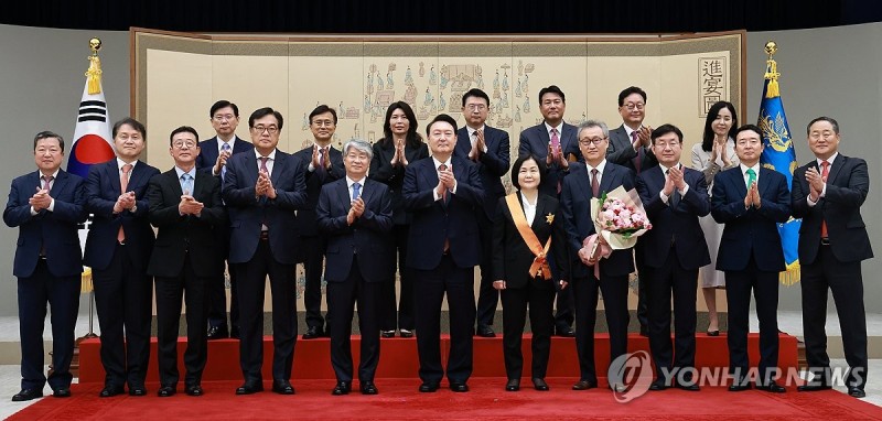 윤석열 <b>대통령</b>, 이은애 전 <b>헌법재판관</b>에 훈장 <b>수여</b>