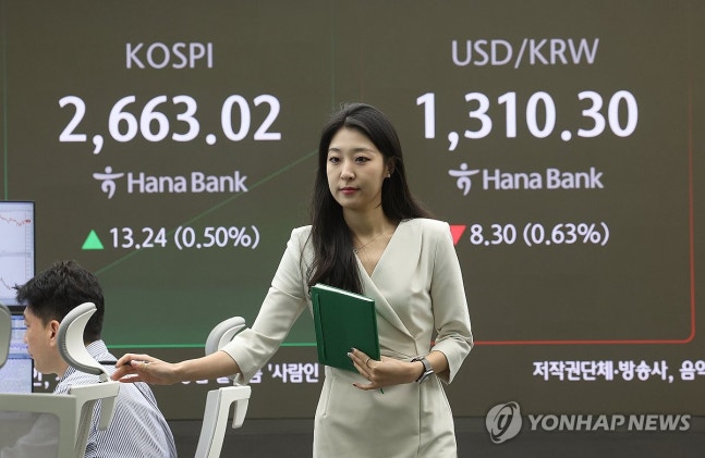 코스피 2,660대서 상승 출발(서울=연합뉴스) 박동주 기자 = 코스피가 상승 출발한 30일 오전 서울 중구 하나은행 본점 딜링룸에서 직원들이 업무를 보고 있다. 2024.9.30 pdj6635@yna.co.kr
