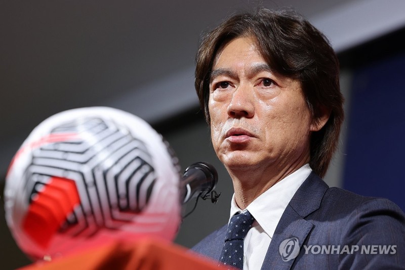 尹<b>대통령</b> "축구 국가대표 <b>감독</b> 선발 의혹 명백히 밝혀야"
