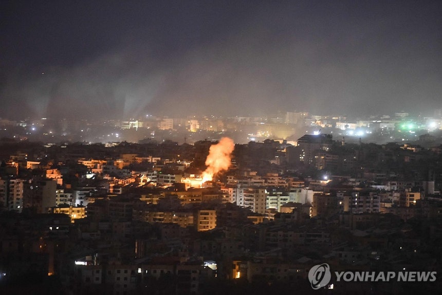 이스라엘군의 공습을 당한 레바논 베이루트
(AFP 연합뉴스) 1일 이스라엘군 공습 후 레바논 수도 베이루트의 외곽 지역에서 연기가 솟아오르고 있다.2024.10.1 photo@yna.co.kr