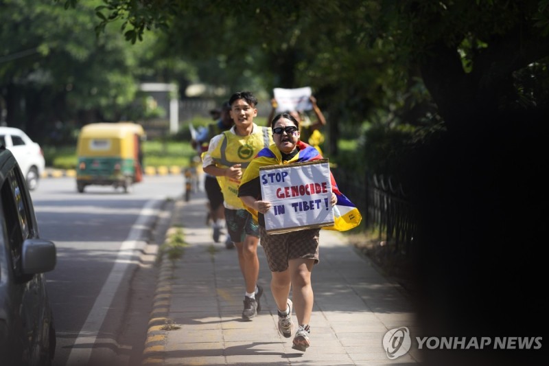 "문화적 학살 멈추라'…티베트인들 뉴델리 中대사관앞 시위