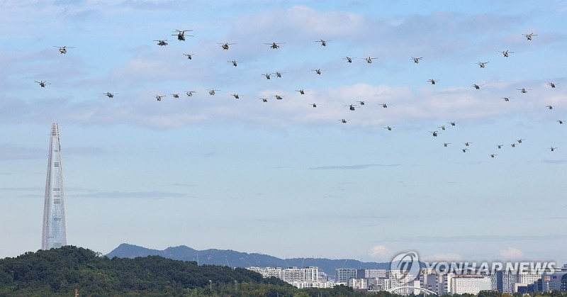 <b>서울 상공</b> 향하는 헬기들