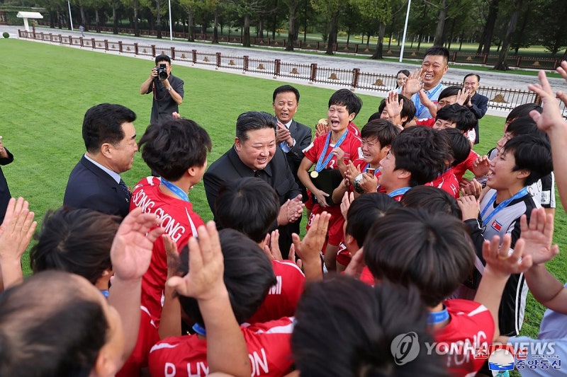 북한 김정은, 여자<b>월드컵</b> 우승 <b>축구</b>팀 만나 격려