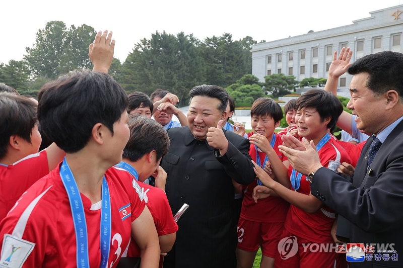북한 김정은, 여자<b>월드컵</b> 우승 <b>축구</b>팀 만나 격려