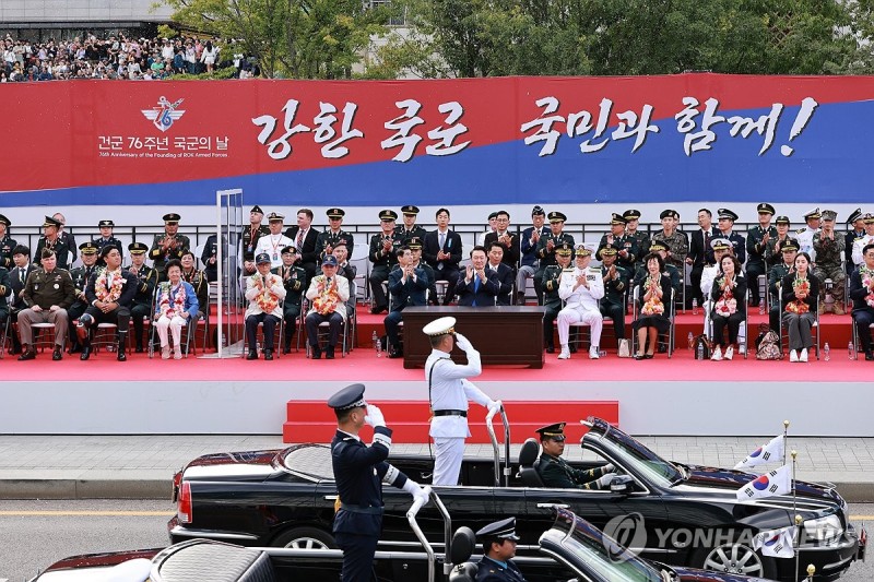 尹, 2년 연속 <b>국군의</b>날 <b>시가행진</b>…"자유 대한민국 파이팅"