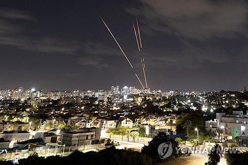 1일(현지시간) 이란의 탄도 미사일 공격을 요격하는 이스라엘의 아이언돔
[로이터 연합뉴스 자료사진. 재판매 및 DB 금지]