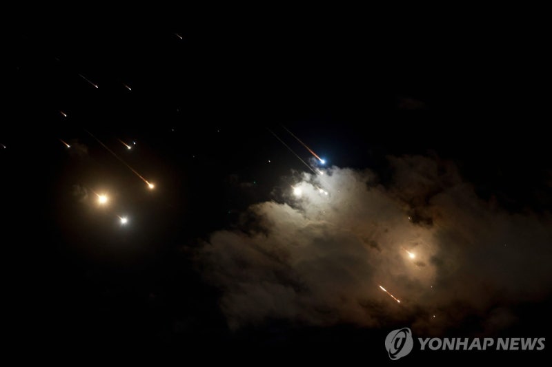 <b>이란</b>, <b>이스라엘</b>에 탄도<b>미사일</b> 180발…"하니예·나스랄라의 보복"(종합2보...