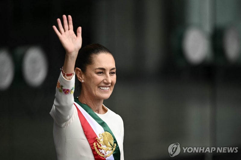'마초사회' <b>멕시코</b> 첫 <b>여성 대통령</b> 취임…"빈자·<b>여성</b> 돌볼 것"