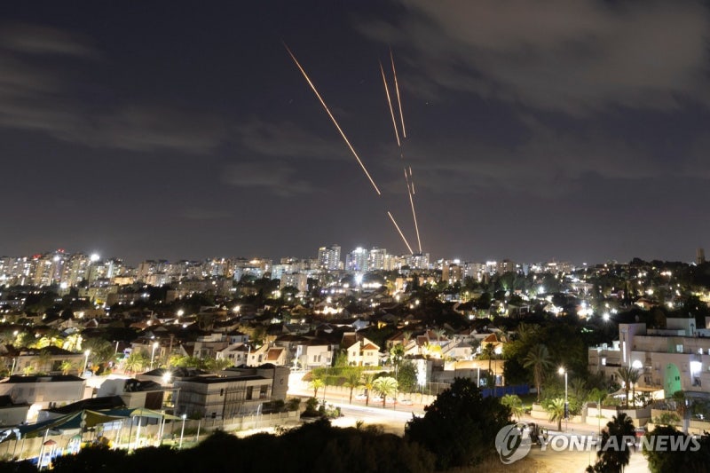 <b>이란</b>, <b>이스라엘</b>에 <b>미사일</b> 180발 발사…"보복 작전"(종합)