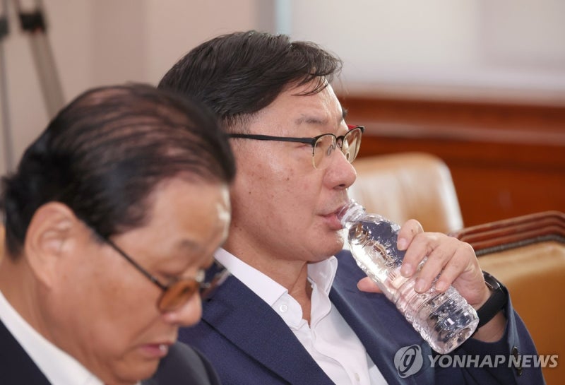 물 마시는 <b>이화영</b> 전 <b>부지사</b>