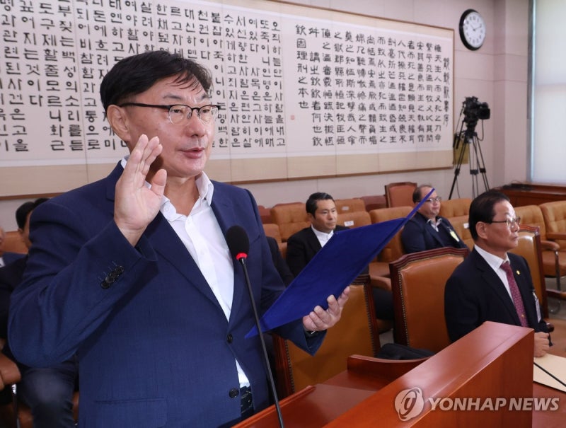 선서하는 <b>이화영</b> 전 <b>부지사</b>
