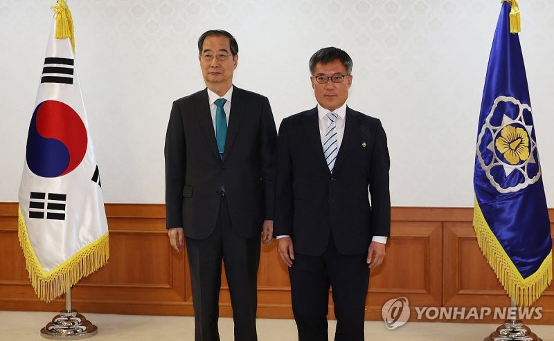 법무부 차관 <b>임명장</b> 수여한 한 <b>총리</b>