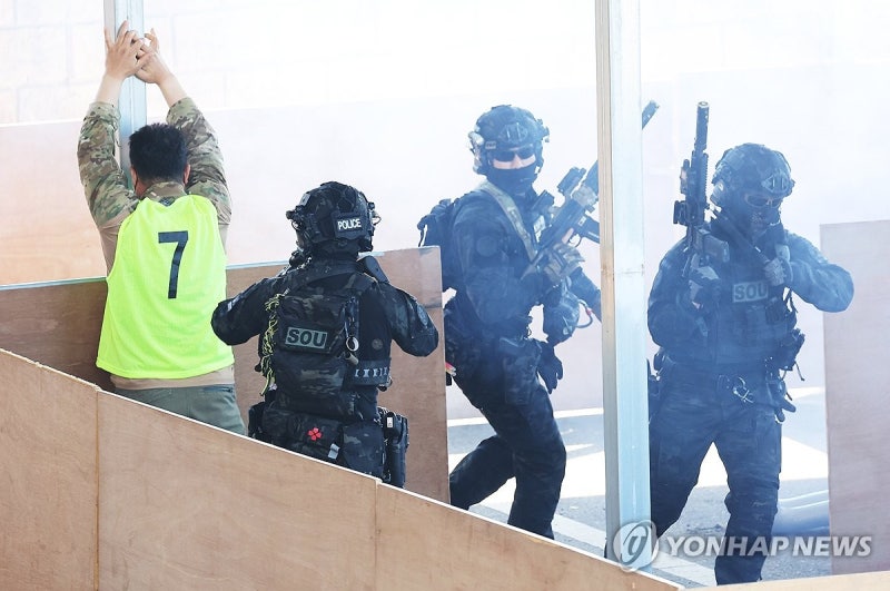 <b>테러</b>범 진압하는 <b>경찰</b>특공대