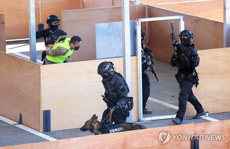 <b>테러</b>범 진압하는 <b>경찰</b>특공대
