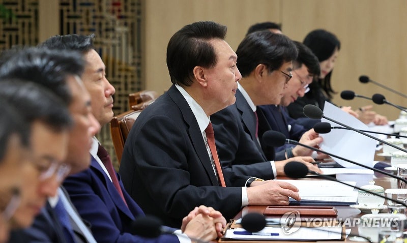 尹<b>대통령</b> "중동사태, 우리 국민 보호 최우선…안전에 모든 조치"(종합)