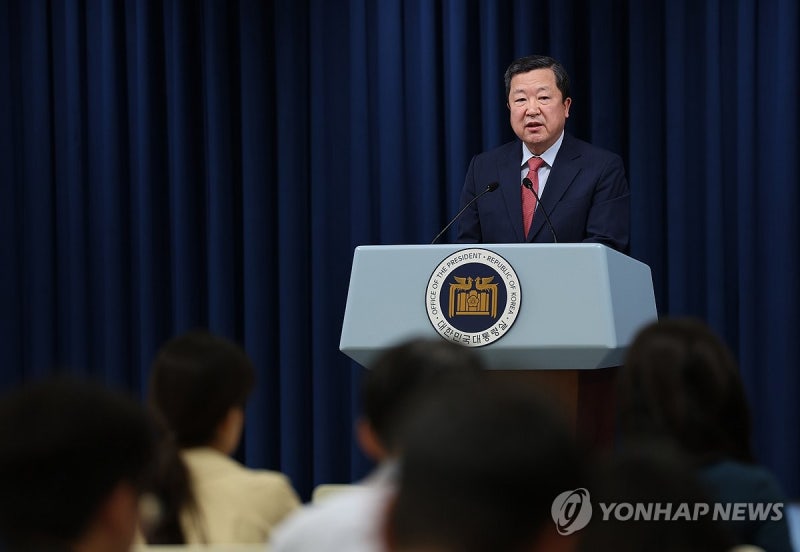 <b>박춘섭 경제수석</b>, 윤 <b>대통령</b> 동남아 순방 브리핑