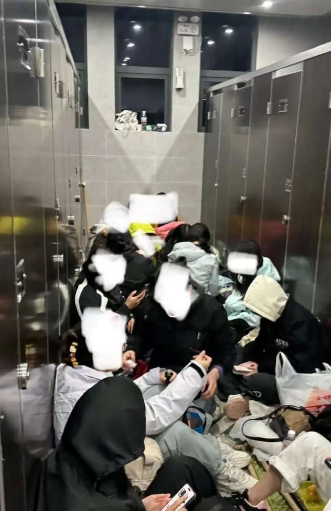 황산 화장실 바닥에 앉아있는 중국 여성 관광객들 [홍콩 성도일보 캡처. 재판매 및 DB 금지'