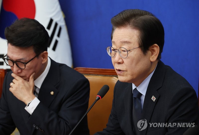 <b>이재명</b> "<b>추경</b>이든 <b>민생</b>회복지원금이든 뭐든 하자"