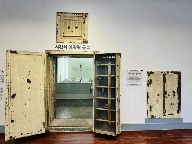 봉인된 금고 옆 창고형 금고와 보조 금고     (익산=연합뉴스) 김진방 기자 = 전북 익산시 옛 익산금융조합 건물에 남아 있는 일제강점기의 금고 세 개. 다른 두 금고와 달리 봉인된 금고는 다이얼과 손잡이가 훼손돼