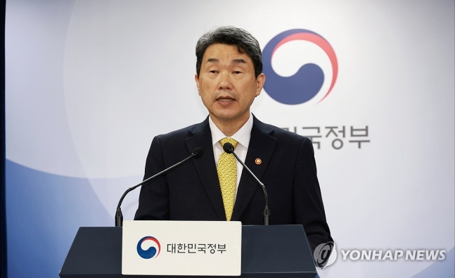 이주호 부총리, 의대 학사 관련 대책 발표 (서울=연합뉴스) 이주호 부총리 겸 교육부 장관이 6일 서울 종로구 정부서울청사에서 의과대학 학사 정상화를 위한 비상 대책(안) 발표를 하고 있다. 2024.10.6 [교육