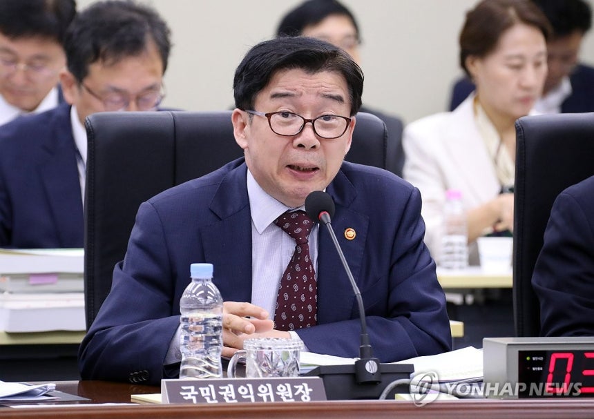 국감, 위원 질의에 답하는　유철환 국민권익위원장
(Sejong=Yonhap News) Reporter Bae Jae-man = Yu Cheol-hwan, chairman of the National Human Rights Commission, responds to questions from lawmakers during a parliamentary inspection at the Government Sejong Building on October 8. 2024.10.8 s