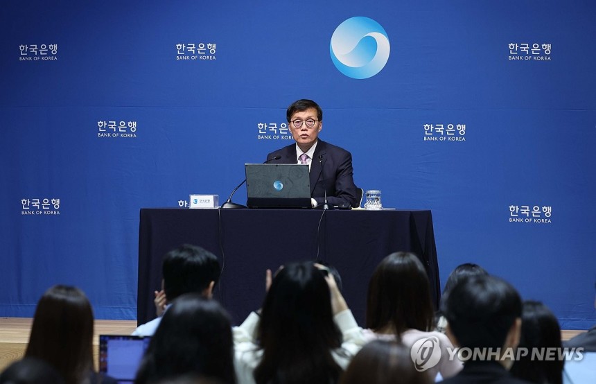 기자간담회 참석한 이창용 총재 (서울=연합뉴스) 이창용 한국은행 총재가 11일 서울 중구 한국은행에서 열린 금융통화위원회 기준금리 결정에 관한 기자간담회에 참석하고 있다. 2024.10.11 [사진공동취재단] pho