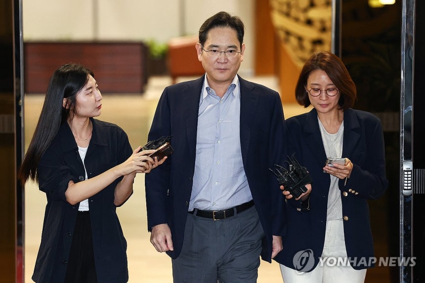 이재용 삼성전자 회장 귀국
(서울=연합뉴스) 서대연 기자 = 윤석열 대통령의 동남아 순방에 동행한 이재용 삼성전자 회장이 11일 오후 서울 강서구 서울김포비즈니스항공센터를 통해 귀국하고 있다. 2024.10.11 d