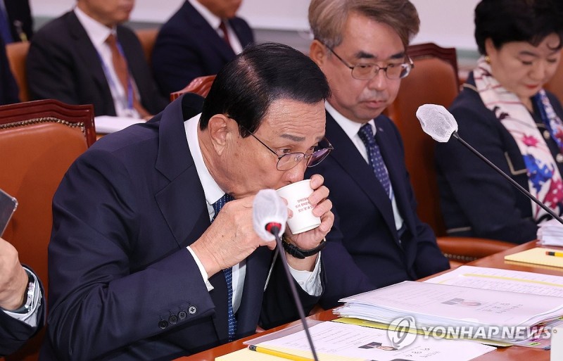 물 마시는 <b>노동진 수산업협동조합중앙회</b> 회장