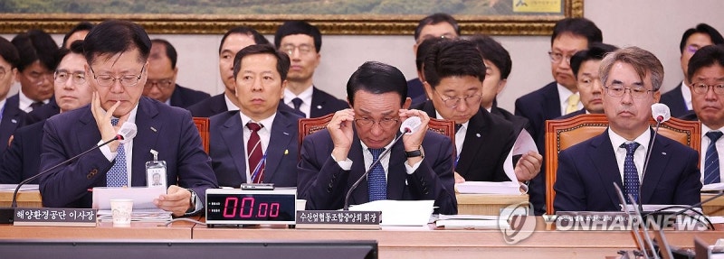 안경 올리는 <b>노동진 수산업협동조합중앙회</b> 회장