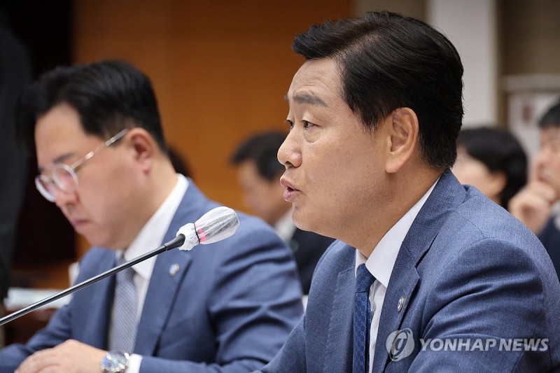 답변하는 <b>김관영 전북특별자치도지사</b>
