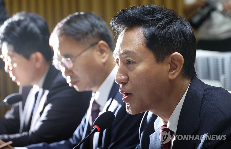 <b>오세훈</b> "<b>한강버스</b> 진행 순조, 내년 봄 판가름…경쟁력 있다"(종합)