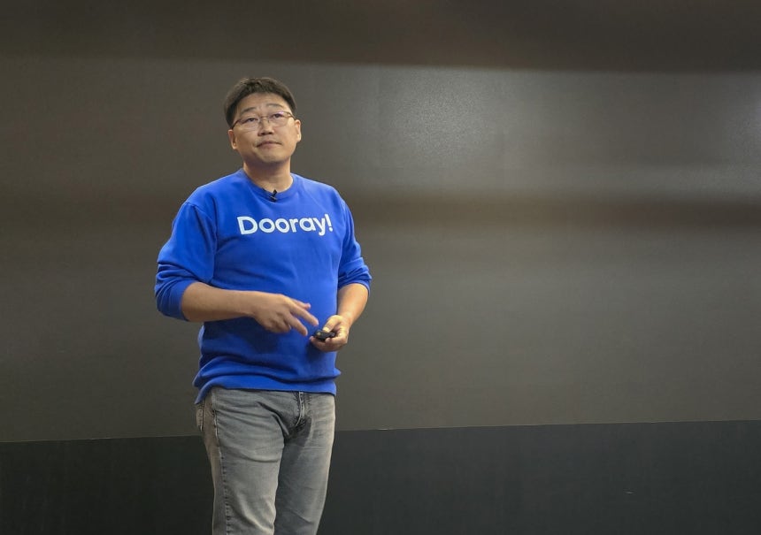 백창열 NHN두레이 대표
(성남=연합뉴스) 김주환 기자 = 백창열 NHN두레이 대표가 15일 경기 성남시 NHN 사옥에서 열린 기자 간담회에서 인사하고 있다. 2024.10.15 jujuk@yna.co.kr