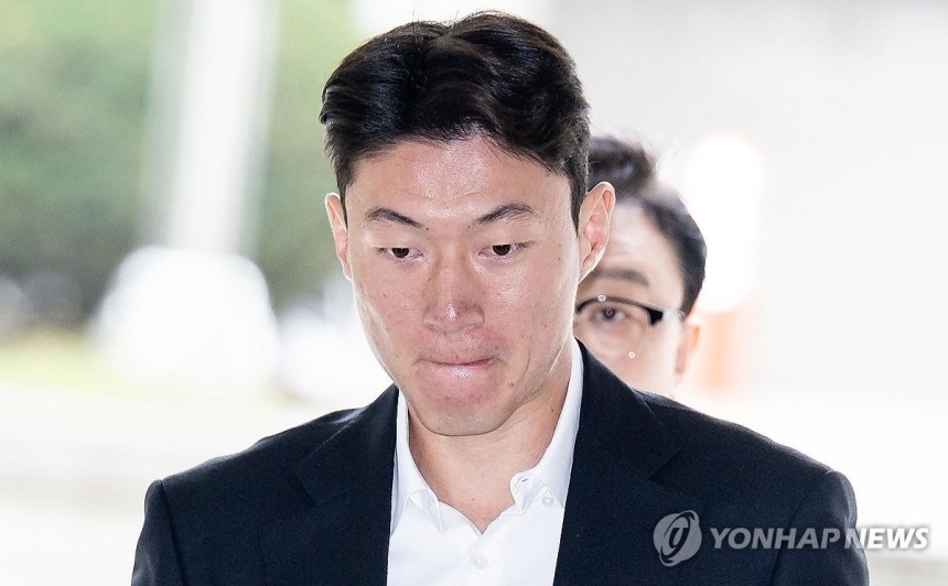 '불법촬영 혐의' 첫 재판 출석하는 황의조 (서울=연합뉴스) 김인철 기자 = 불법 촬영 혐의를 받는 축구선수 황의조가 16일 오전 서울 서초구 서울중앙지방법원에서 열린 성폭력범죄의 처벌 등에 관한 특례법 위반 혐의