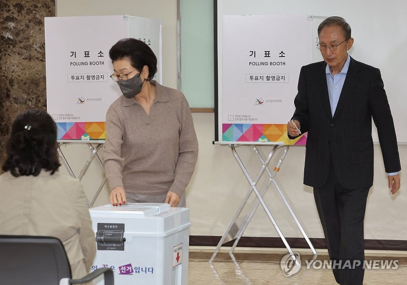 <b>이명박</b> 전 <b>대통령</b>, 투표